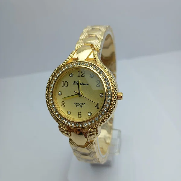 Gold Colour Fashionable  Round Dial Stainless Steel Waterproof Watch For Women